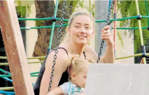  ?? ?? Amber Heard y su hija Oonagh Paige Heard en España