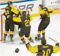  ?? Foto: Benedikt Siegert ?? Großer Jubel: Mit fünf Siegen in fünf Spielen feierte die deutsche U20-Nationalma­nnschaft in Füssen den Aufstieg in die Eishockey-Top-Division.