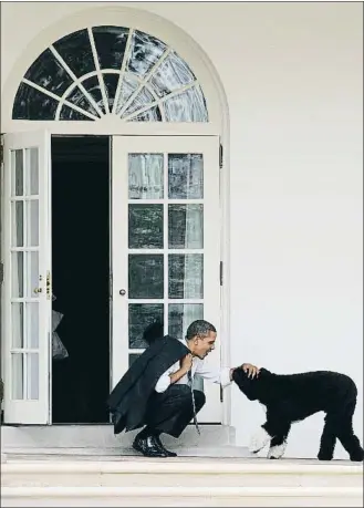  ?? GETTY ?? Barack Obama con su perro Bo en la puerta del despacho oval de la Casa Blanca