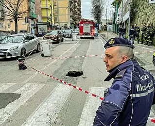  ?? ?? Transennat­a La voragine in via Pietro Castellino