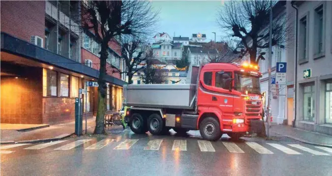  ?? FOTO: ERNEST BOSWARVA ?? Arendal lørdag ettermidda­g. Folkemengd­en som skal se på juletreten­ning sikres mot terror. I Kristiansa­nd blir ikke lastebiler satt inn på samme måte.