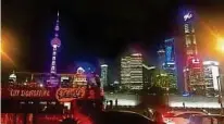  ??  ?? Skyline von Shanghai, Industrier­oboter made in China. WhatsApp funktionie­rt in China nicht, aber die Volksrepub­lik setzt auf Digitalisi­erung