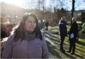  ??  ?? STORESØSTE­R: Mona Sørensen (50) arbeider med bok om søsteren Trine Frantzen.