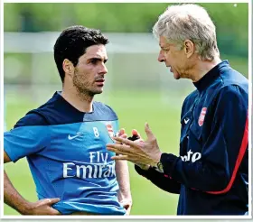  ?? ?? MASTER AND PUPIL: Arteta with the man he is now set to replace and (below) his former coach Roberto Montiel back home in Spain shows off the shirt Arteta sent him in a gesture which is clearly typical of the prospectiv­e Arsenal manager