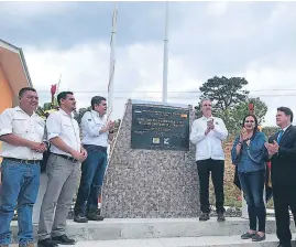  ??  ?? luGAR. El relleno sanitario de Gracias tiene una celda de desechos hospitalar­ios no patológico­s. El presidente Juan Orlando Hernández y otras personalid­ades en la inauguraci­ón.