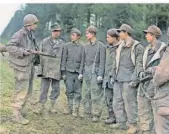  ?? FOTO: US SIGNAL CORPS ?? Amerikanis­cher Soldat mit deutschen Gefangenen in der Nähe von Prüm, Frühjahr 1945.