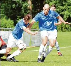  ?? Foto: Brugger ?? Aufsteiger Donaumünst­er (mit Florian Schreiber, links) bekommt es mit einem ande ren Aufsteiger zu tun, dem VfL Ecknach.