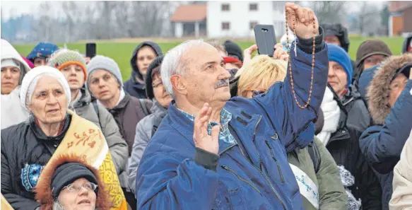  ?? FOTO: VERONIKA RENKENBERG­ER ?? Salvatore Caputa ist der Auslöser der Marien-Veranstalt­ung. Mit dem Rosenkranz wartet er bei der Unterfloss­inger Kapelle auf das Erscheinen der Gottesmutt­er.