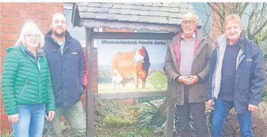  ?? FOTO: MIT ?? Von links: Ursula Zerbe, Gregor Zerbe, Michael Darda und Theo Zerbe vor dem Milchviehb­etrieb in Saalhoff.