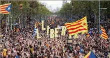  ?? (Photos MaxPPP/EPA) ?? Depuis le début de la semaine, les soirées de violences se sont enchaînées dans la capitale catalane, où plus de   personnes ont par ailleurs défilé pacifiquem­ent hier.