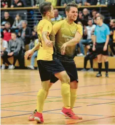  ?? Fotos: Karl Aumiller ?? Elias Mück (rechts) und Carlos De Pieri bejubeln ein Tor beim 3:1-Sieg ihres TSV Binswangen im Tagesendsp­iel gegen Zusamalthe­im.