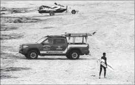  ?? JOHN GIBBINS U-T FILE ?? A San Diego lifeguard truck, one of more than three dozen donated and maintained by the Toyota dealers of San Diego County, patrols Ocean Beach.