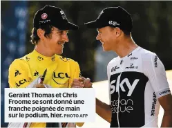  ?? PHOTO AFP ?? Geraint Thomas et Chris Froome se sont donné une franche poignée de main sur le podium, hier.