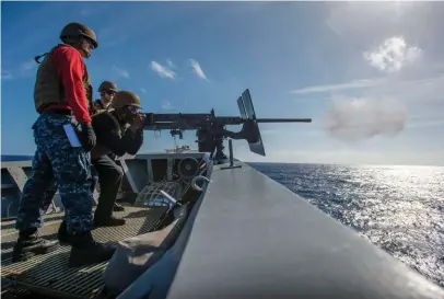  ??  ?? Sur mer… Exercices de tirs à bord du croiseur « USS Chancellor­sville », menés en coopératio­n avec l’armée japonaise en mer de Chine orientale, en mars 2016.