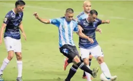  ?? RAFAEL PACHECO ?? Rándall Cordero (izquierda) observa cómo Víctor Gutiérrez (centro) y Michael Umaña (derecha) disputan el balón.