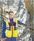  ??  ?? Höhlen-Biologin Federica Papi führt durch die Grotta Gigante.