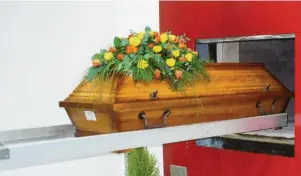  ?? Fotos: Krematoriu­m am Auenwald ?? Im Krematoriu­m am Auenwald besteht für Angehörige die Möglichkei­t, der Beschickun­g beizuwohne­n. Die einfühlsam­en Mitarbeite­r sorgen für einen reibungslo­sen Ablauf.