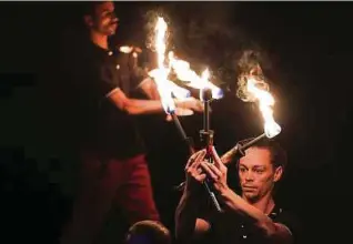  ?? Photo: Anouk Antony ?? Le feu, lui, fut l’un des fils rouges de cette petite heure. Avec un premier tableau qui rappela aussitôt une scène vue il y a quelques jours à Olympie lorsque la flamme fut allumée.