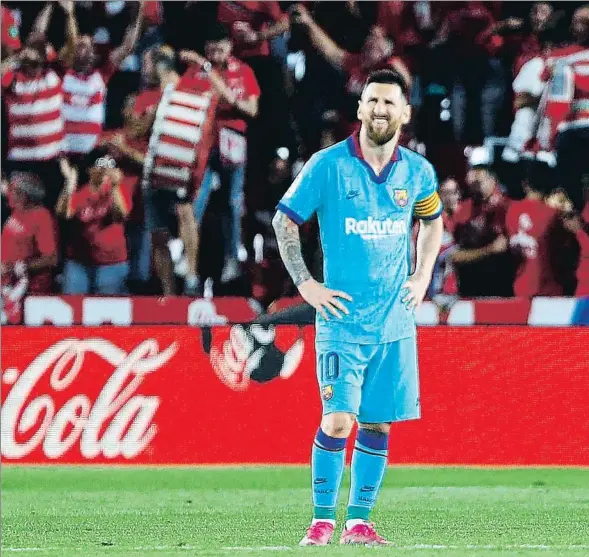  ??  ?? Sin reacción. Messi y Griezmann ni se miran después del segundo gol
del Granada