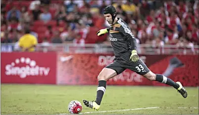  ?? GETTY IMAGES ?? SOLID: Petr Cech melakukan tendangan gawang saat melawan Everton dalam laga di Stadion Nasional Singapura semalam.