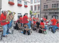  ?? ARCHIVFOTO: KARL MÄGERLE ?? Die Stadtkapel­le spielt heute beim Marktbrück­le.