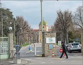  ??  ?? L’hôpital Vinatier comporte une unité aménagée pour les prisonnier­s.