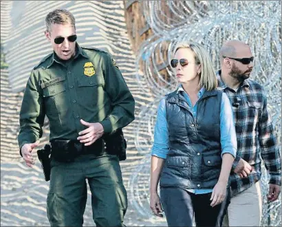  ?? SANDY HUFFAKER / AFP ?? La secretaria de Seguridad Interior, Kirstjen Nielsen, visitó la frontera de San Diego con Tijuana el martes
