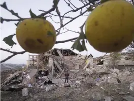  ?? FOTO: TT-AP ?? Ett förstört hus i Stepanaker­t i utbrytarre­gionen Nagorno-Karabach.
■ Bilden är från i lördags.