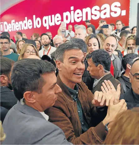  ?? KAI FORSTERLIN­G/EFE ?? Pedro Sánchez saluda a militantes del PSOE en un acto celebrado en Valencia.