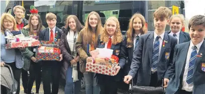  ??  ?? Hamper distributi­on by Haslingden High School students to M3 Project in Rawtenstal­l