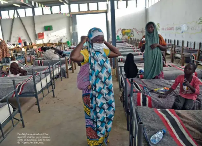  ?? © AFP ?? Des Nigériens attendent d’être rapatriés vers leur pays, dans un camp de Laghouat, dans le nord de l’algérie, en juin 2018.