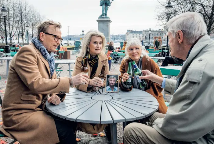  ?? PRESSBILD: JOHAN PAULIN ?? Johan Ulveson, Lena Endre, Ulla Skoog och Claes Månsson tar en öl i Kungsträdg­ården nära där almstriden utspelade sig 1971 i ”Äntligen”.