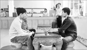  ??  ?? An inmate (right) receiving a family visit in the canteen of a drug rehabilita­tion centre in Hai Phong. During four years of compulsory rehab in Vietnam, Trung spent his drug-free days gluing together false eyelashes as part of what authoritie­s billed...