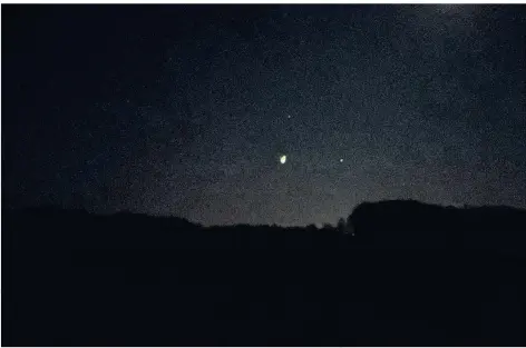  ?? FOTO: CHRIS KRESS ?? Das Bild zeigt den mutmaßlich­en Meteor, der am frühen Samstagabe­nd auch über Düsseldorf gesichtet wurde.