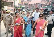  ?? PTI ?? Women petitioner­s of the Gyanvapi Mosque survey case with police personnel during the third and last day of a videograph­ic survey at the mosque, in Varanasi, Monday