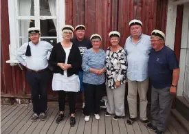  ??  ?? 50 år. Jåpliga åttan, eller studenter från Hangö samlyceum 1970, firade 50-årsjubileu­m på Högsåra. Med på jubileet var Anders Moliis-Mellberg, Britt-Helen Candolin (Söderman), Henrik Sairio, Vivan Thölix (Söderström), Disan Sjöstrand (Nylund), Tomy Wass och Rolf Strandberg.