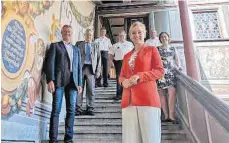  ?? FOTO: STADT LINDAU ?? Das Bild zeigt (von links): Bernhard Merkel, Polizeiprä­sident Werner Strößner, Alexander Pfaff, Thomas Steur, Oberbürger­meisterin Claudia Alfons, Thomas Nuber, Tanja Bohnert.