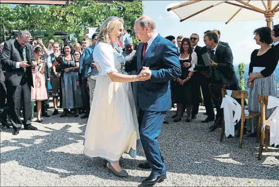  ?? ROLAND SCHLAGER / AFP ?? La ministra de Exteriores austriaca, Karin Kneissl, bailando ayer en su boda con su invitado estrella, el presidente ruso, Vladímir Putin