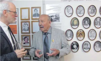  ?? FOTO: IRMGARD WEISS ?? Martin Häffner und Horst Hirt, der erste Stadtjugen­dmeister, im Gespräch.