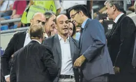  ?? FOTO: M. MONTILLA ?? Bartomeu, con los hijos de Zaldúa El presidente conver- só con Iñaki y Javier Zaldúa. El delantero del Barça entre 1961 y 1971 falleció el 30 de junio. Se guardó un minuto de silencio