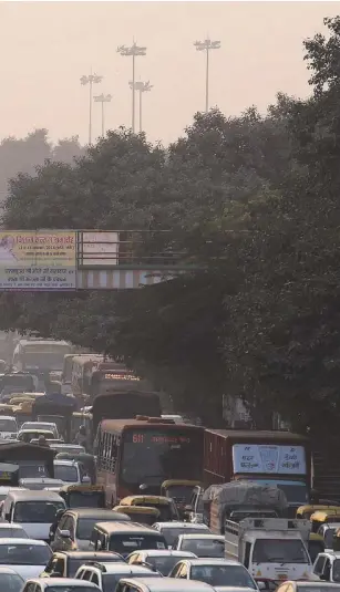  ?? ANSA/LAPRESSE ?? Il cielo sopra la Capitale
Qui, traffico e inquinamen­to a New Delhi. Sotto, Greta Thumberg