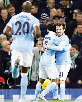  ?? REUTERS ?? Eliaquim Mangala, 24 anni, corre ad abbracciar­e Raheem Sterling (21) e David Silva (29)