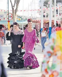  ?? LOURDES DE VICENTE. ?? Dos flamencas pasean por el recinto de Las Banderas.