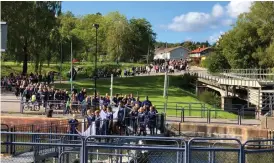  ?? Bild: PASI HAKOPURO ?? STORT STÖD. 400-500 personer slöt upp under fotbollens dag och Walk of Fame genom Lilla Edet för cancersjuk­a Bianca Mellqvist.