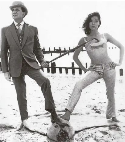  ?? FOTO: KINOWELT ?? Die britische Schauspiel­erin Diana Rigg als Geheimagen­tin Emma Peel mit ihrem Partner John Steed, gespielt von Patrick Macnee, in der britischen Erfolgsser­ie „Mit Schirm, Charme und Melone“(Aufnahme von 1965).