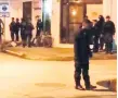  ??  ?? REFRIEGA. Los hombres murieron en la acera de un banco.