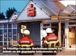  ?? ?? Die Freiwillig­e Feuerwehr Oberlichte­nau sicherte das Gelände um den gesprengte­n Geldautoma­ten ab.
