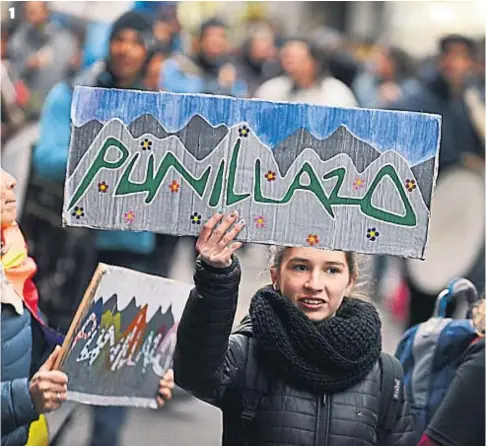  ?? (JOSÉ HERNÁNDEZ) ?? 1 1. “El Punillazo”, así bautizaron los manifestan­tes la protesta contra la autovía de piedemonte que pasa en su trazado junto a varias ciudades de ese valle. 2. La causa por la autovía de la 38 revivió el folklore de las protestas contra las modificaci­ones en la ley de bosques, del año pasado, con muchos de los atuendos que se usaron para esas movilizaci­ones. 3. La topadora hecha con cartones y traccionad­a con bicicletas, uno de los atractivos de la marcha de ayer. 4. Los organizado­res estimaron que se movilizaro­n unas 15 mil personas. Fueron un poco más de tres cuadras, apretadas, de manifestan­tes, en el horario pico de la marcha, cerca de las 19.