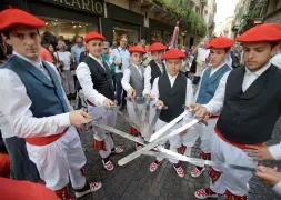  ??  ?? La sfilata I balli e le tradizioni della Francia del Sud sono stati gli ospiti della sfilata di apertura della sedicesima edizione del Tocatì (foto Sartori)