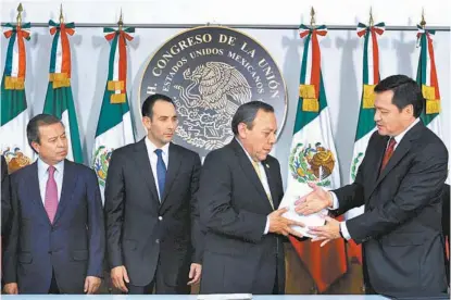  ??  ?? César Camacho, Roberto Gil, Jesús Zambrano y Miguel Ángel Osorio Chong en la entrega del documento.